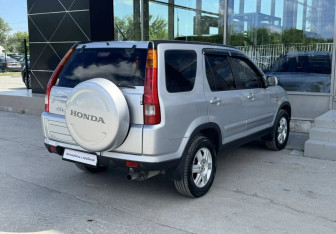 Подержанный автомобиль Honda CR-V 2002 года (5 фото)
