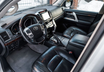 Подержанный автомобиль Toyota Land Cruiser Suv 2012 года (19 фото)