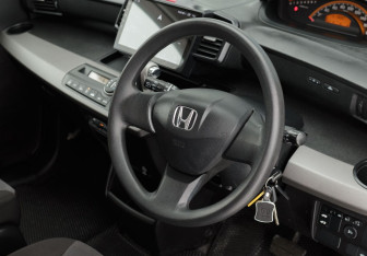 Подержанный автомобиль Honda Freed 2010 года (11 фото)