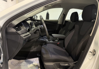 Подержанный автомобиль Skoda Octavia Liftback 2021 года (7 фото)