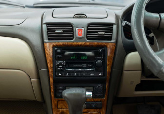 Подержанный автомобиль Nissan Bluebird Sylphy 2002 года (13 фото)