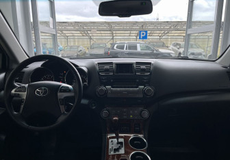 Подержанный автомобиль Toyota Highlander 2012 года (8 фото)