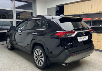 Подержанный автомобиль Toyota RAV4 2020 года (6 фото)