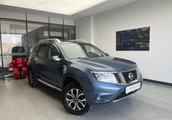Подержанный автомобиль Nissan Terrano 2015 года (3 фото)