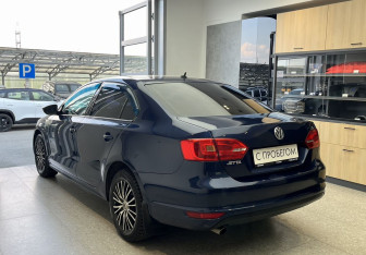 Подержанный автомобиль Volkswagen Jetta Sedan 2012 года (6 фото)