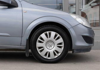 Подержанный автомобиль Opel Astra Sedan 2008 года (9 фото)