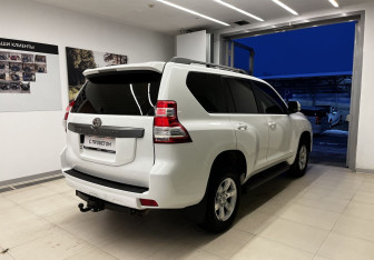 Подержанный автомобиль Toyota Land Cruiser Prado 2016 года (4 фото)