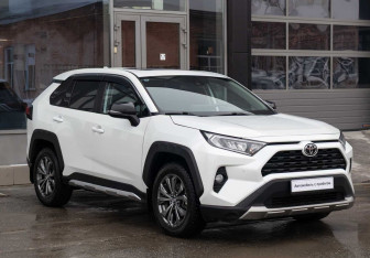 Подержанный автомобиль Toyota RAV4 2023 года (3 фото)