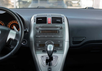 Подержанный автомобиль Toyota Auris Hatchback 2009 года (14 фото)