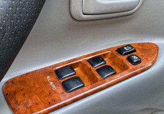 Подержанный автомобиль Toyota Land Cruiser Suv 2006 года (13 фото)