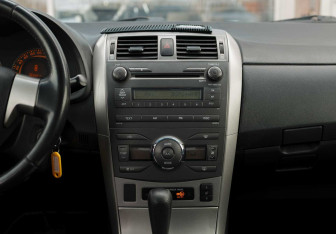 Подержанный автомобиль Toyota Corolla Sedan 2008 года (14 фото)