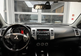 Подержанный автомобиль Mitsubishi Outlander 2007 года (13 фото)