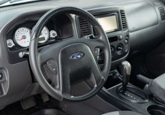 Подержанный автомобиль Ford Escape 2005 года (11 фото)