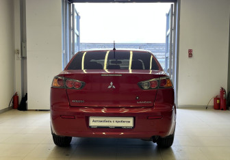 Подержанный автомобиль Mitsubishi Lancer Sedan 2011 года (5 фото)