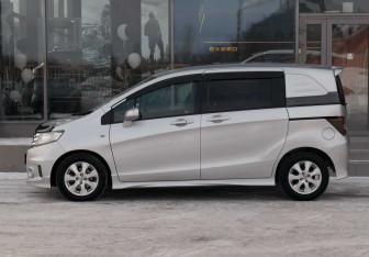 Подержанный автомобиль Honda Freed 2010 года (8 фото)