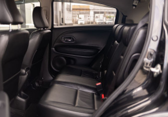 Подержанный автомобиль Honda Vezel 2014 года (19 фото)