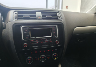 Подержанный автомобиль Volkswagen Jetta Sedan 2016 года (12 фото)