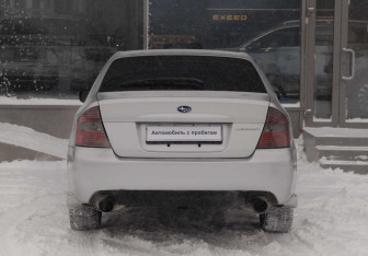 Подержанный автомобиль Subaru Legacy Sedan 2004 года (6 фото)