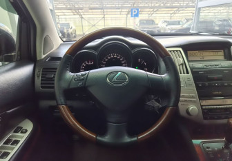 Подержанный автомобиль Lexus RX 2004 года (9 фото)