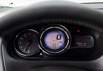 Подержанный автомобиль Renault Fluence 2013 года (12 фото)