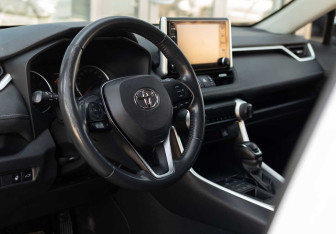 Подержанный автомобиль Toyota RAV4 2020 года (11 фото)