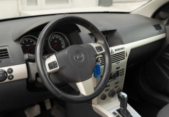 Подержанный автомобиль Opel Astra Sedan 2008 года (11 фото)