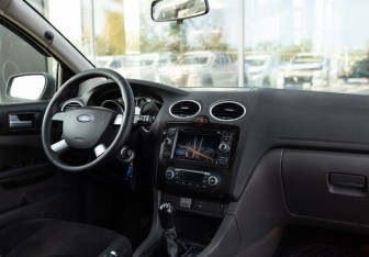 Подержанный автомобиль Ford Focus Sedan 2007 года (10 фото)