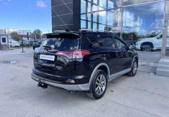 Подержанный автомобиль Toyota RAV4 2017 года (8 фото)