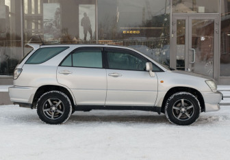 Подержанный автомобиль Toyota Harrier 2002 года (4 фото)