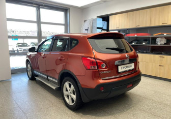 Подержанный автомобиль Nissan Qashqai 2007 года (7 фото)