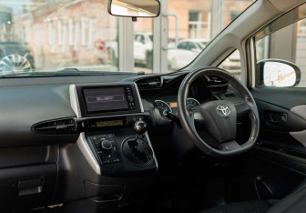 Подержанный автомобиль Toyota Wish Minivan 2012 года (10 фото)