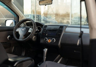 Подержанный автомобиль Nissan Tiida Hatchback 2008 года (10 фото)