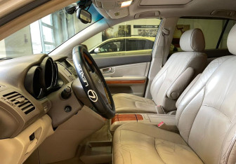 Подержанный автомобиль Lexus RX 2004 года (7 фото)