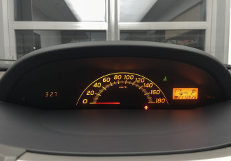 Подержанный автомобиль Toyota Vitz 2010 года (13 фото)