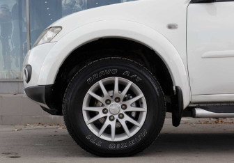 Подержанный автомобиль Mitsubishi Pajero Sport 2011 года (9 фото)