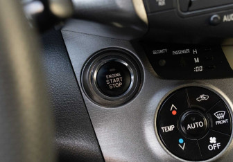 Подержанный автомобиль Toyota RAV4 2012 года (15 фото)