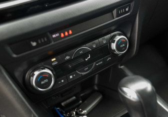 Подержанный автомобиль Mazda 3 Hatchback 2014 года (16 фото)