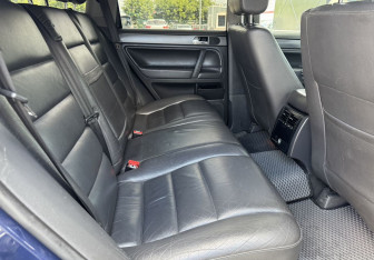 Подержанный автомобиль Volkswagen Touareg 2005 года (10 фото)
