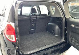 Подержанный автомобиль Toyota RAV4 2008 года (8 фото)