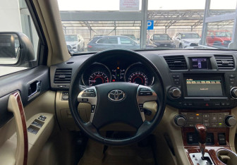 Подержанный автомобиль Toyota Highlander 2011 года (14 фото)