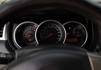 Подержанный автомобиль Nissan Tiida Hatchback 2012 года (12 фото)