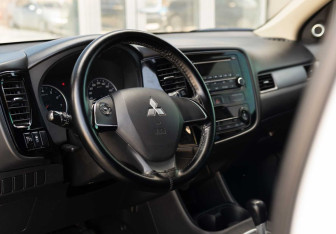 Подержанный автомобиль Mitsubishi Outlander 2014 года (11 фото)