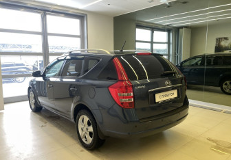 Подержанный автомобиль Kia Ceed Wagon 2011 года (7 фото)