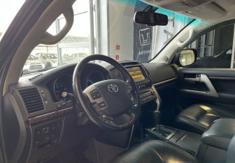 Подержанный автомобиль Toyota Land Cruiser Suv 2011 года (13 фото)