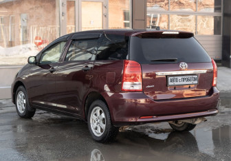 Подержанный автомобиль Toyota Wish Compactvan 2007 года (7 фото)