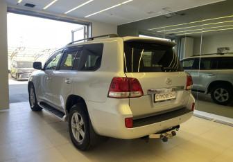 Подержанный автомобиль Toyota Land Cruiser Suv 2010 года (6 фото)