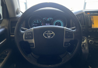 Подержанный автомобиль Toyota Land Cruiser Suv 2010 года (12 фото)