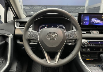 Подержанный автомобиль Toyota RAV4 2025 года (10 фото)