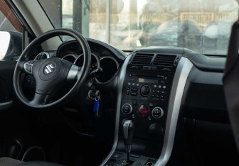 Подержанный автомобиль Suzuki Grand Vitara 2010 года (10 фото)
