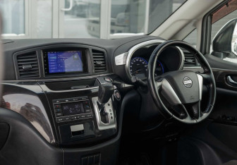 Подержанный автомобиль Nissan Elgrand 2011 года (10 фото)